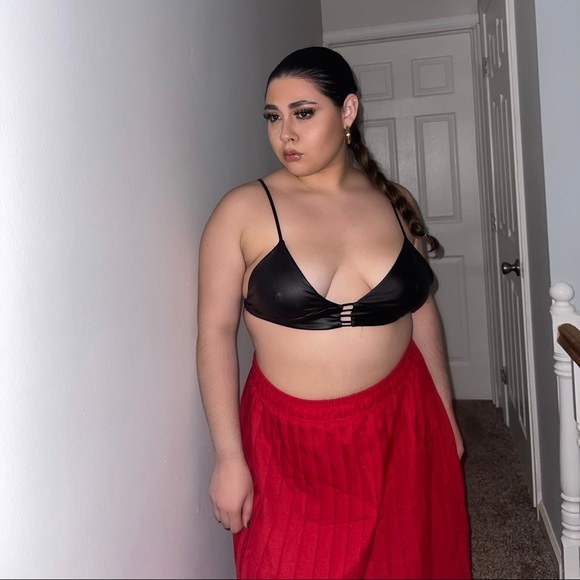 Red Pleated Knee-Length Skirt - Picture 2 of 3